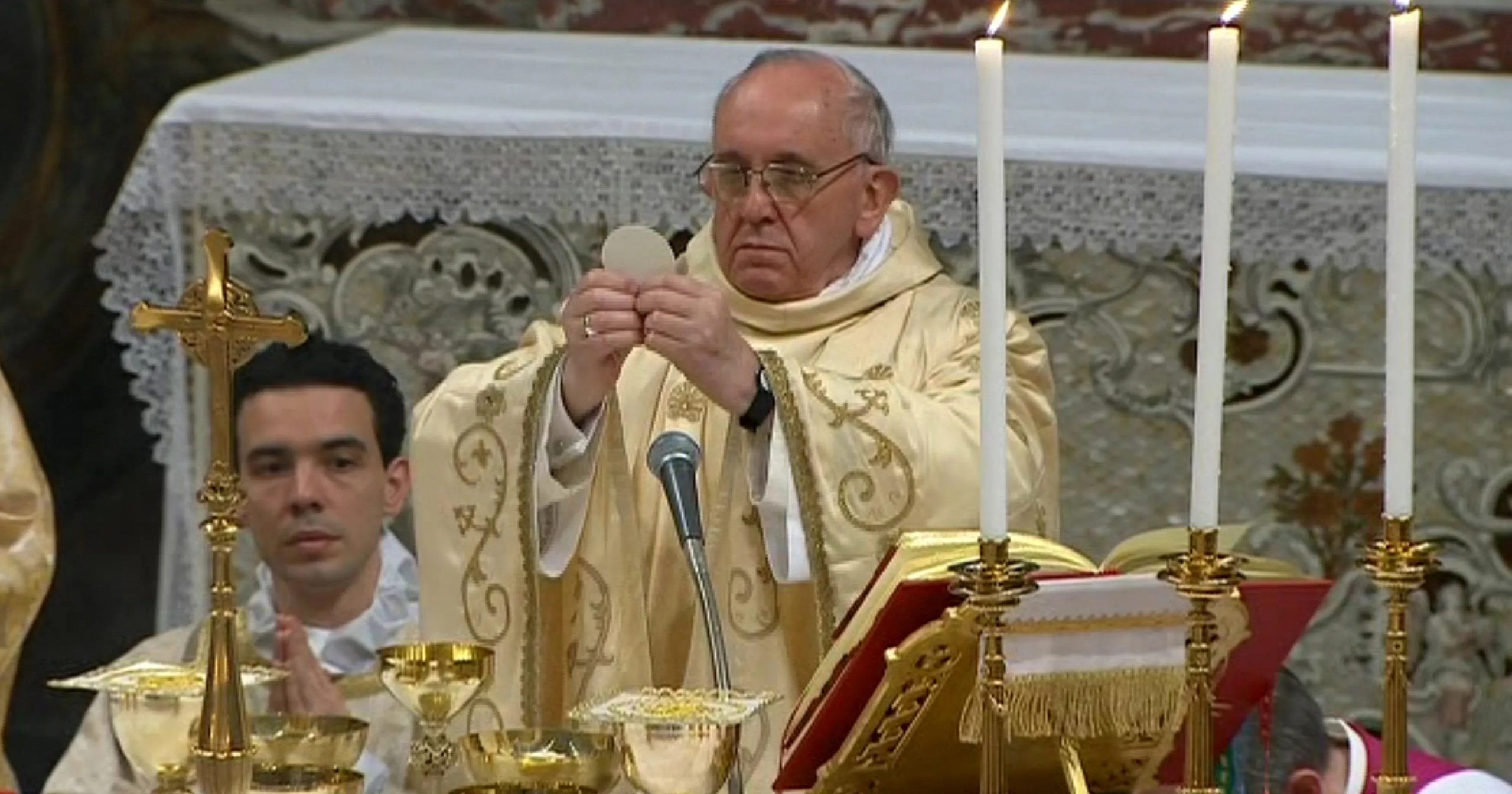 pope francis conducting mass