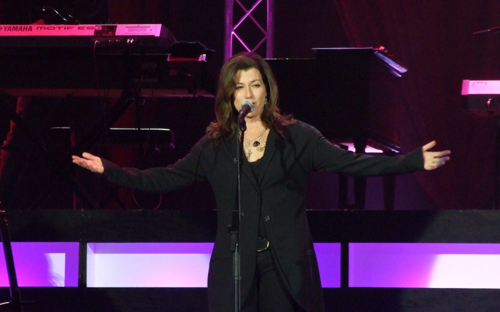 Scott Catron from Sandy, Utah, USA (https://commons.wikimedia.org/wiki/File:Amy_Grant_-_West_Wendover,_Nevada.jpg), „Amy Grant - West Wendover, Nevada“, Cropped, https://creativecommons.org/licenses/by-sa/2.0/legalcode